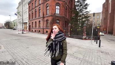 Публичный пикап: красивая девушка трахается за айфон и получает сперму в киску. КлеоМодель